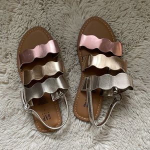 Like new golden scalloped sandals. Big girl size 2✨